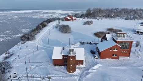 Luftaufnahme-Vogelberingungsstation-Vente-Cape-Lighthouse,-Wo-Sie-Hinaufsteigen-Und-Die-Umgebung-Aus-Der-Höhe-Betrachten-Können