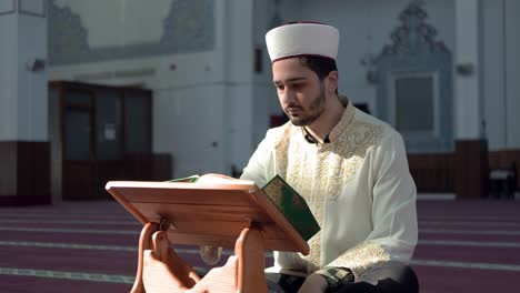 Imán-Leyendo-El-Corán-En-La-Mezquita.