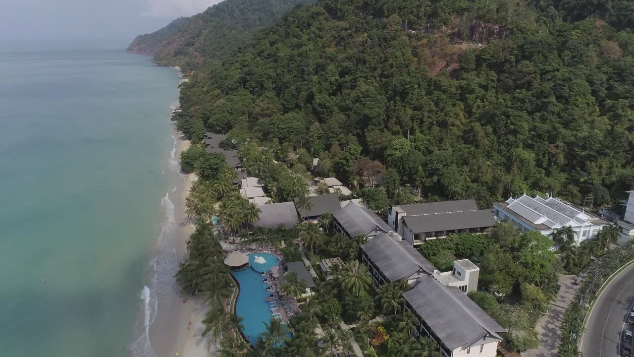 열대 해변 휴양지 의 공중 사진