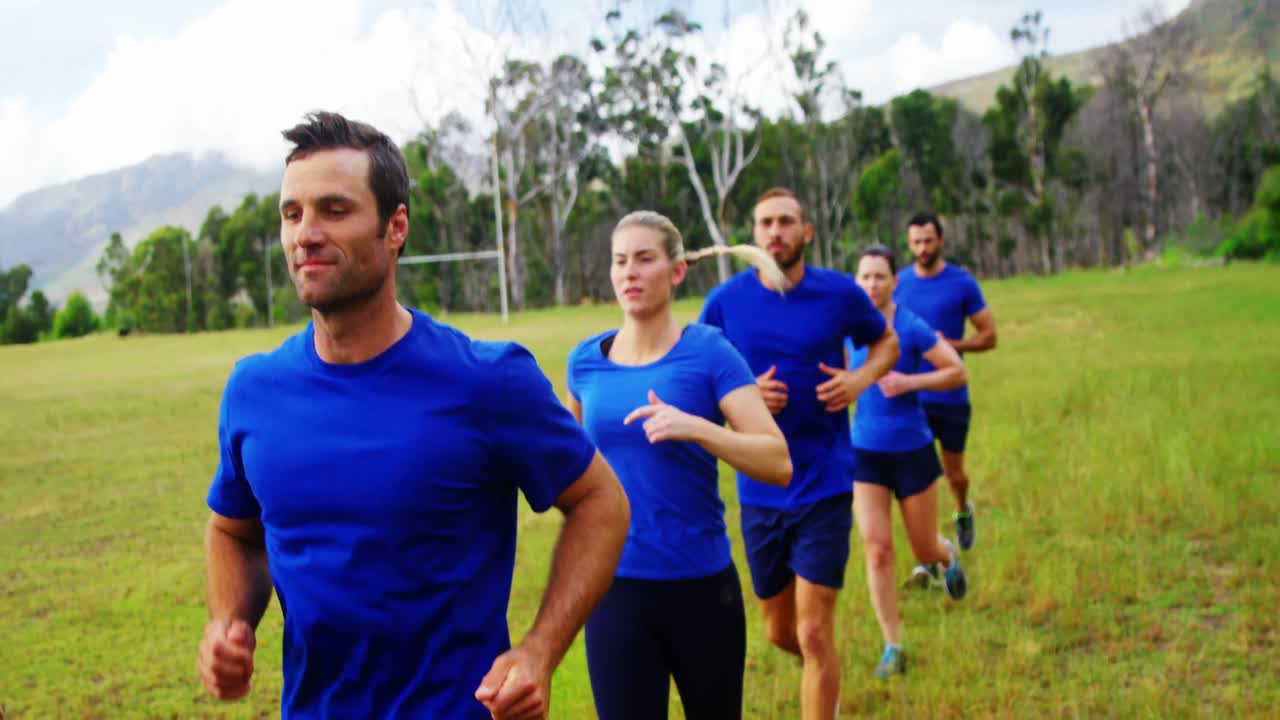 Persone in forma che fanno jogging nel boot camp 4k