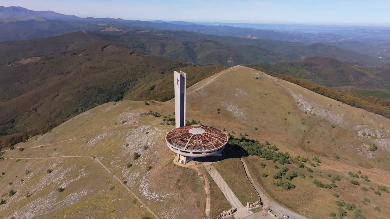 Inquadratura dall'alto di un monumento dell'epoca sovietica sulle colline di Shipka, Bulgaria