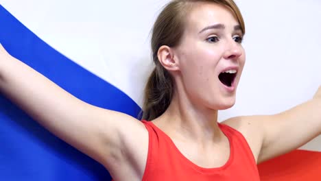 una joven checa celebra sosteniendo la bandera de la república checa en cámara lenta