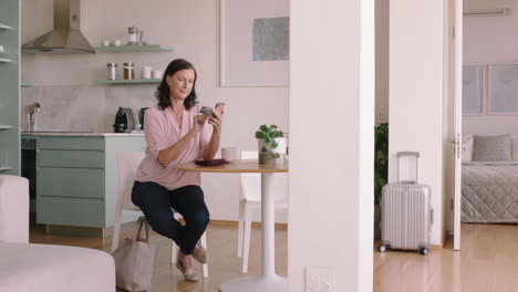 mujer madura usando un teléfono inteligente comprando en línea gastando dinero en tarjeta de crédito aplicación de banca móvil con moneda digital