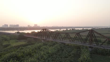 - motos circulan por el puente long bien - hanoi