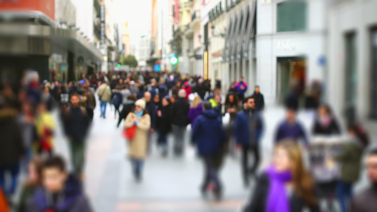 Persone nelle strade di Madrid. Movimento rallentato. Sfocato. Spagna. Movimento rallentato