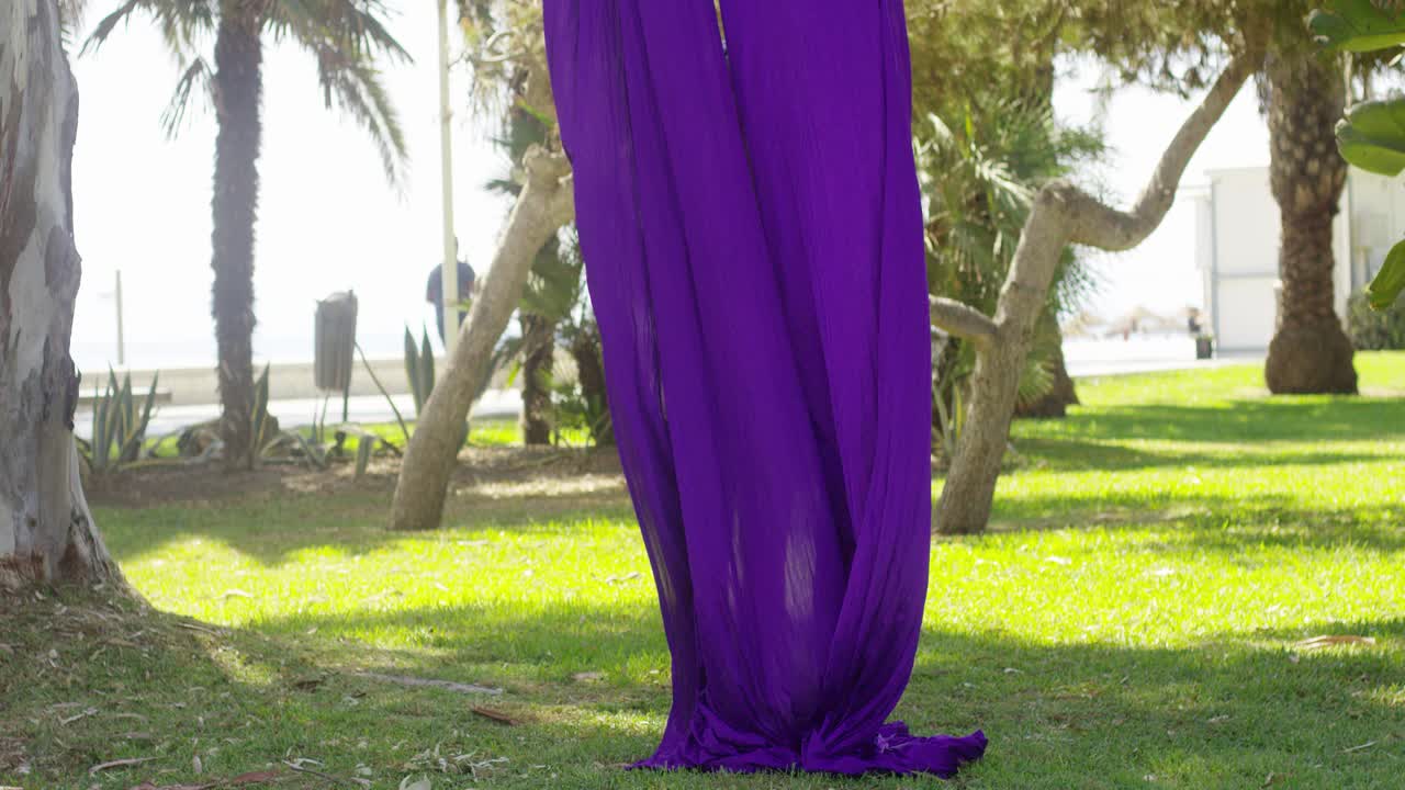 mujer joven y musculosa gimnasta