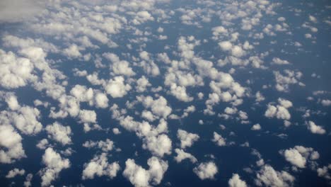aérea, vista del planeta tierra desde la ventana de una nave espacial o un avión