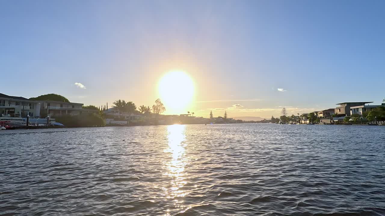 живописное путешествие на лодке по каналам золотого побережья