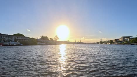 viaje en barco panorámico a través de los canales de la costa de oro