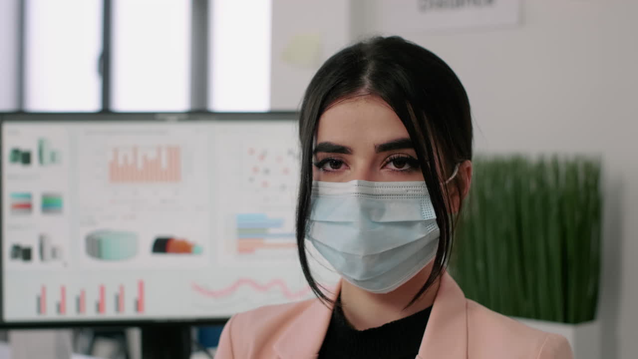 바이러스 감염 을 피 하기 위해 의학적 인 얼굴 마스크 를 착용 한 사업가 의 클로즈업