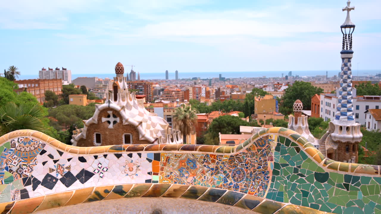 Barcelona, Spanien – 26. August 2022: Blick auf architektonische Elemente im Park Güell auf dem Turó del Carmel