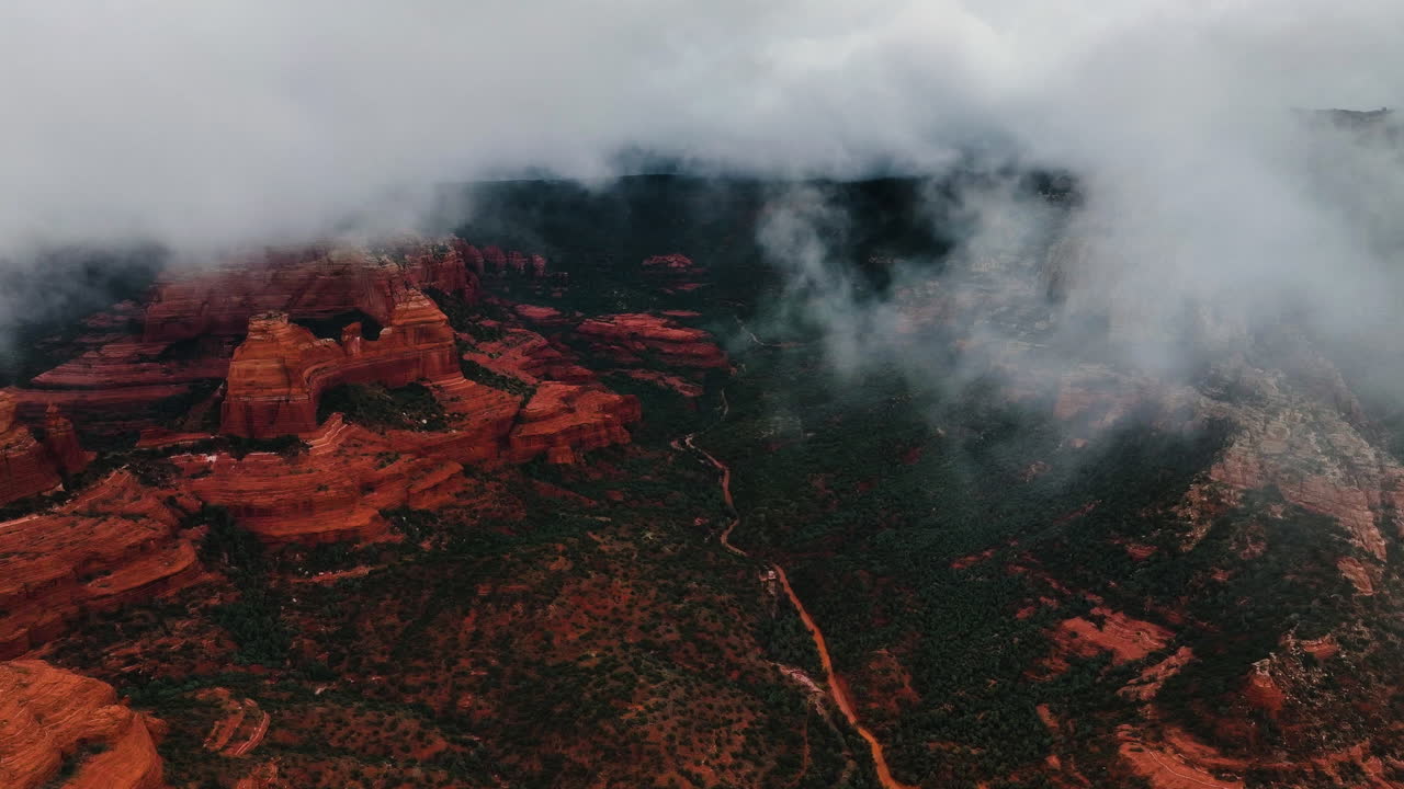 niebla sobre el parque estatal de red rock al amanecer en sedona, arizona, estados unidos
