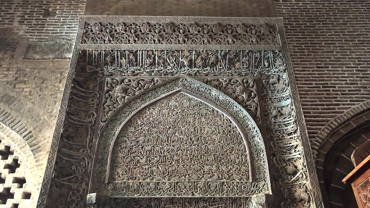 Intagli in pietra intricati e calligrafia islamica in una moschea storica