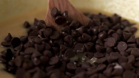 primer plano macro de verter chispas de chocolate en un tazón con ingredientes