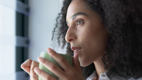relajarse, ventana y mujer con café