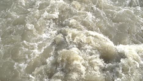 Durante-Los-Monzones,-El-Caudal-Del-Río-Es-Muy-Alto.