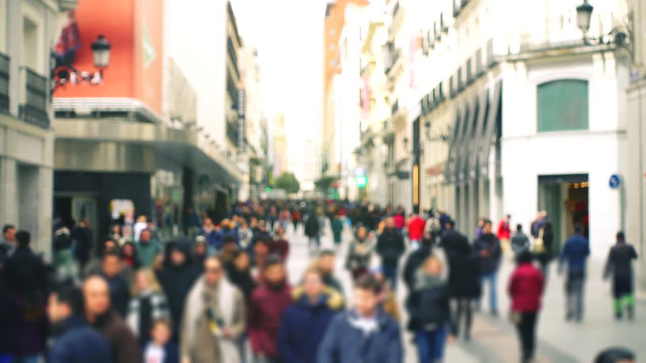 Persone per le strade di Madrid, Spagna. Slow motion. Fuori fuoco. Slow motion.