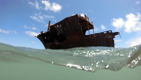 Naufragio-Del-Pequeño-Barco-Pesquero-Meisho-Maru-De-Japón-En-El-Cabo-Agulhas-Extremo-Sur-De-Sudáfrica,-Tiro-De-Superficie-De-Agua-Baja