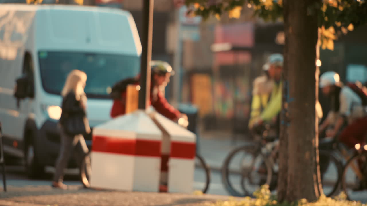 배경 에 자전거 를 타고 있는 여러 사람 들