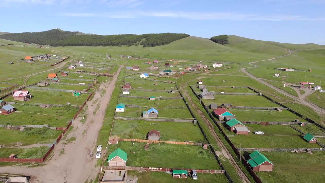 Vista aérea de un pueblo rural en la estepa mongola