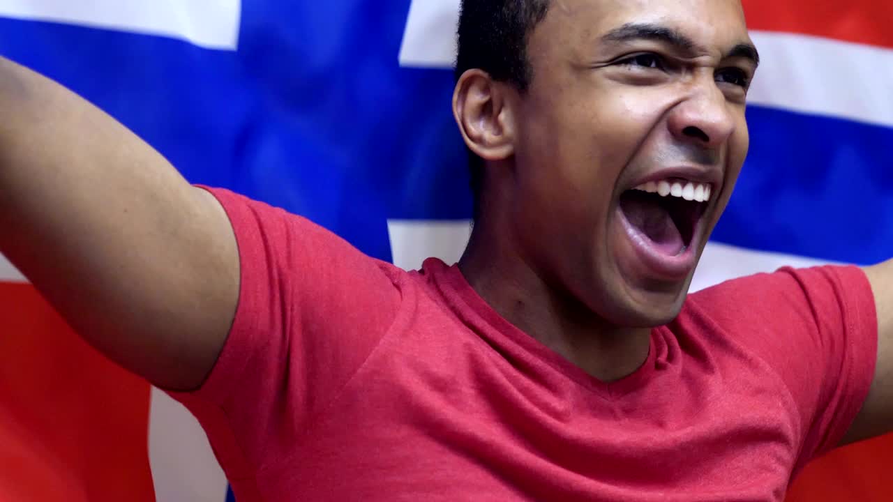 노르웨이의 발을 느린 동작으로 들고 축하하는 노르웨이 팬