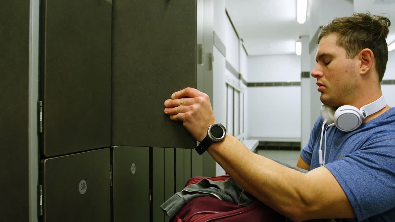 hombre discapacitado usando teléfono móvil 4k