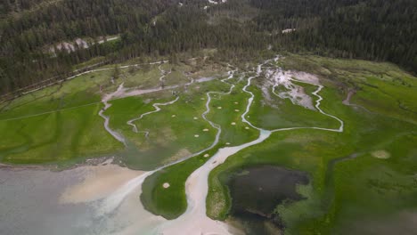 Las-Montañas-Dolomitas-Reciben-Precipitaciones-Suficientes-Para-Sustentar-Las-Marismas-Alrededor-Del-Lago-Tolblachar