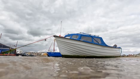 un barco se balancea suavemente en el agua