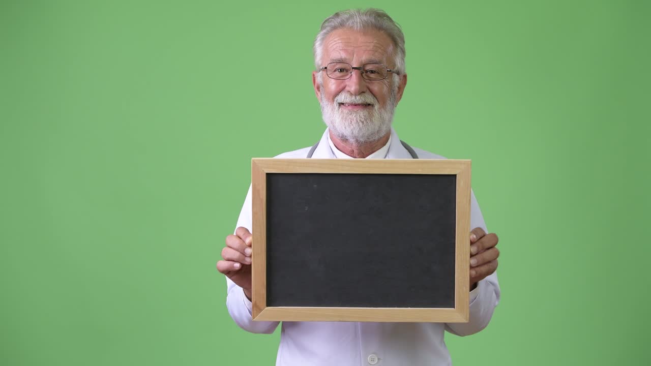 hombre barbudo y guapo en el fondo verde.