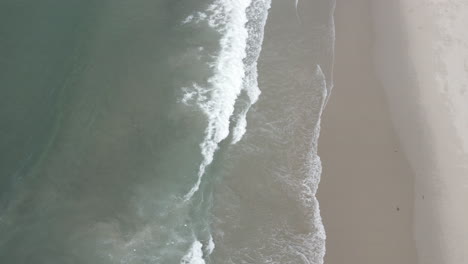 Vistas-Aéreas-Mientras-Las-Olas-Rompen-En-La-Costa-De-Santa-Mónica