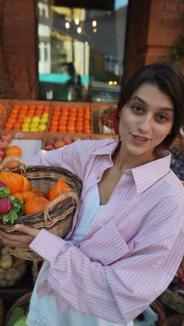 mujer comprando productos en un mercado de agricultores