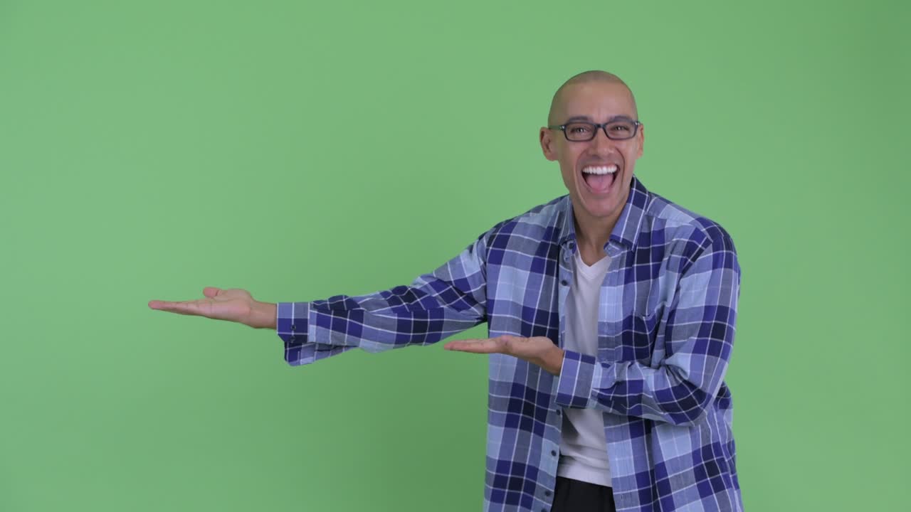 feliz hombre calvo hipster apuesto mostrando algo