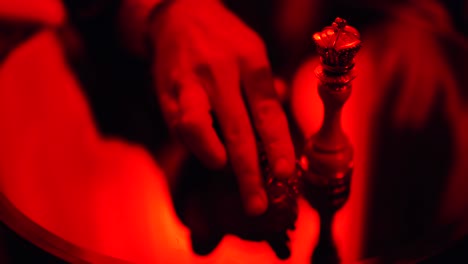 mannelijke hand legt één voor één vijf kogel gevallen op de tafel. schieten in rood licht