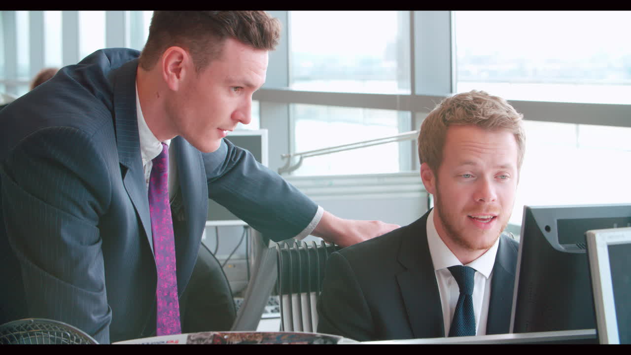 현대적인 비즈니스 인테리어의 1층으로 가는 계단