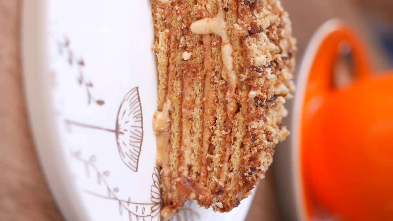 커피 한 잔과 함께 맛있는 층층 케이크 조각.