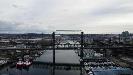 el puente murray morgan a través de la vía fluvial thea fosse en tacoma, washington