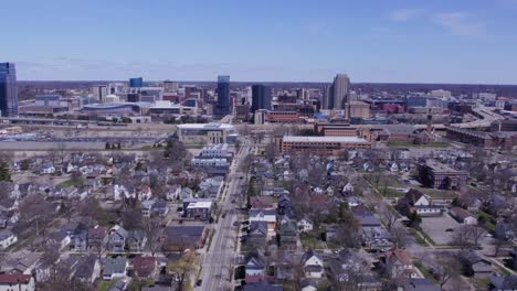 Forward-tilt-up-aerial-of-residential-neighborhood-in-Grand-Rapids,-MI