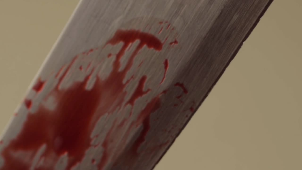 cuchillo afilado manchado de sangre baja lentamente