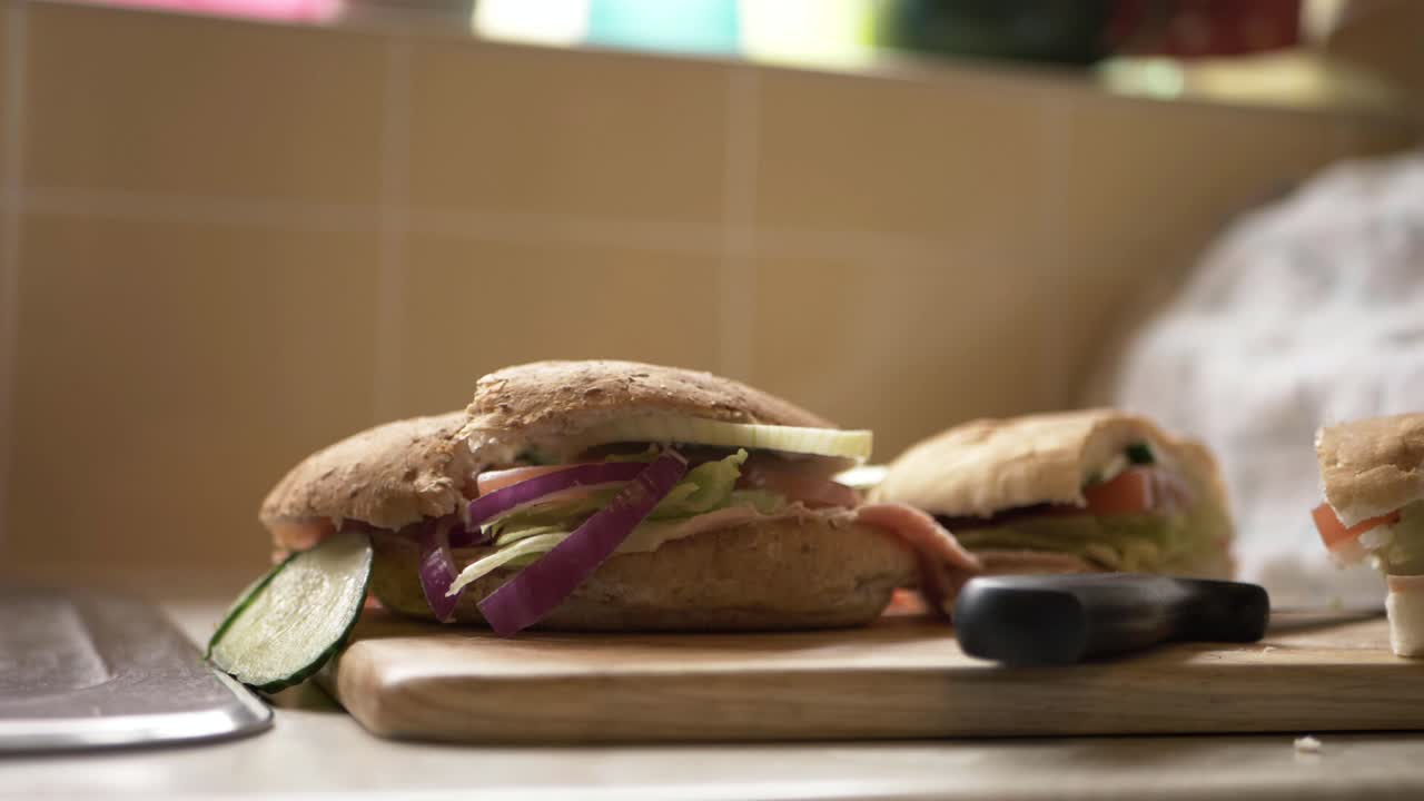 Due panini preparati con insalata di prosciutto, inquadratura media panoramica