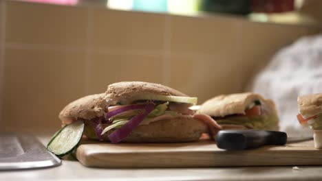 dos sándwiches de ensalada de jamón preparados tiro medio panorámico