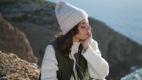 Niña-Sonriente-Escuchando-Música-Con-Auriculares-En-La-Cima-De-La-Montaña.-Mujer-Serena-Relajante