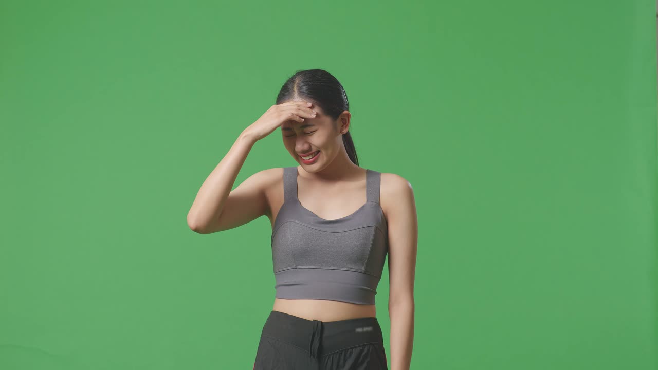 여성이 두통을 겪고 있습니다.