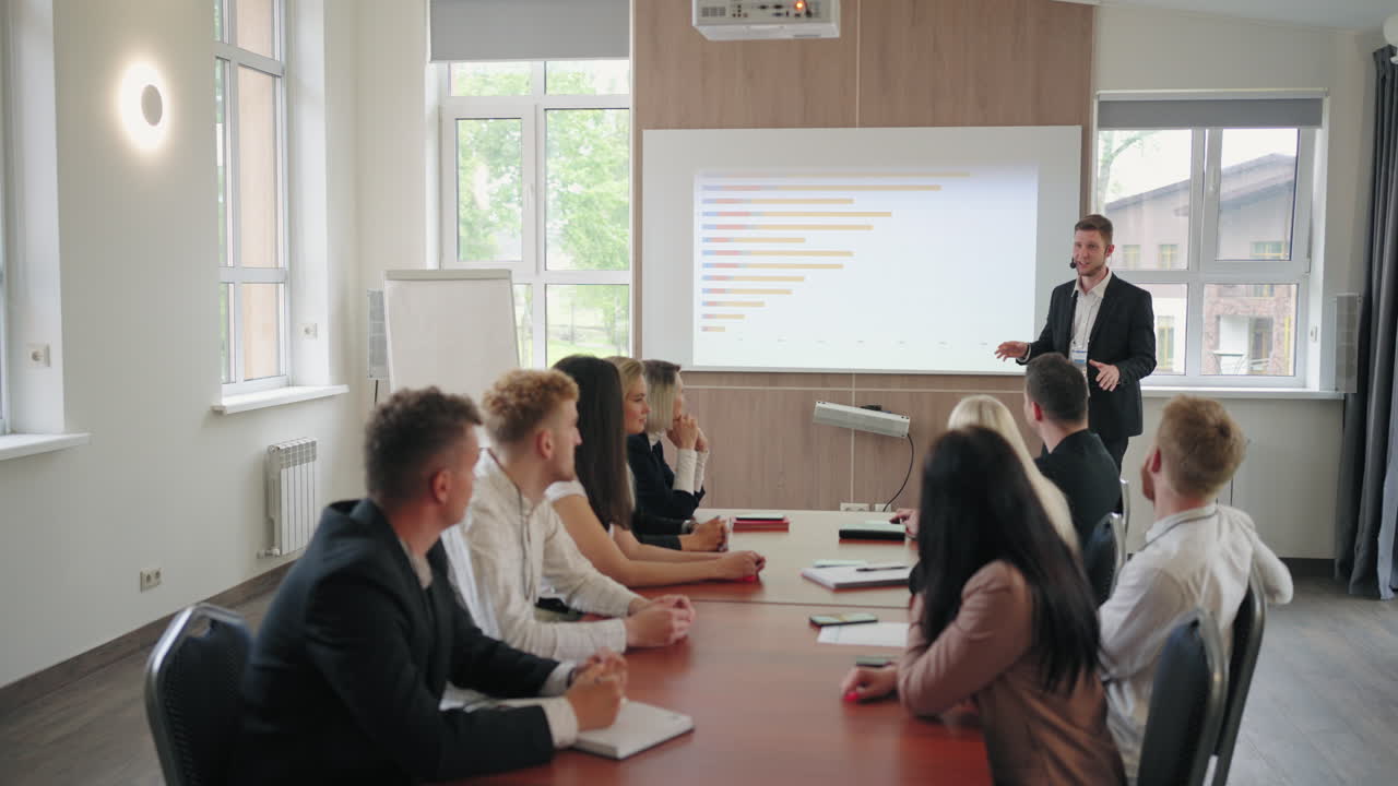 experto en marketing y tecnología seo está hablando en conferencias de negocios directores y gerentes