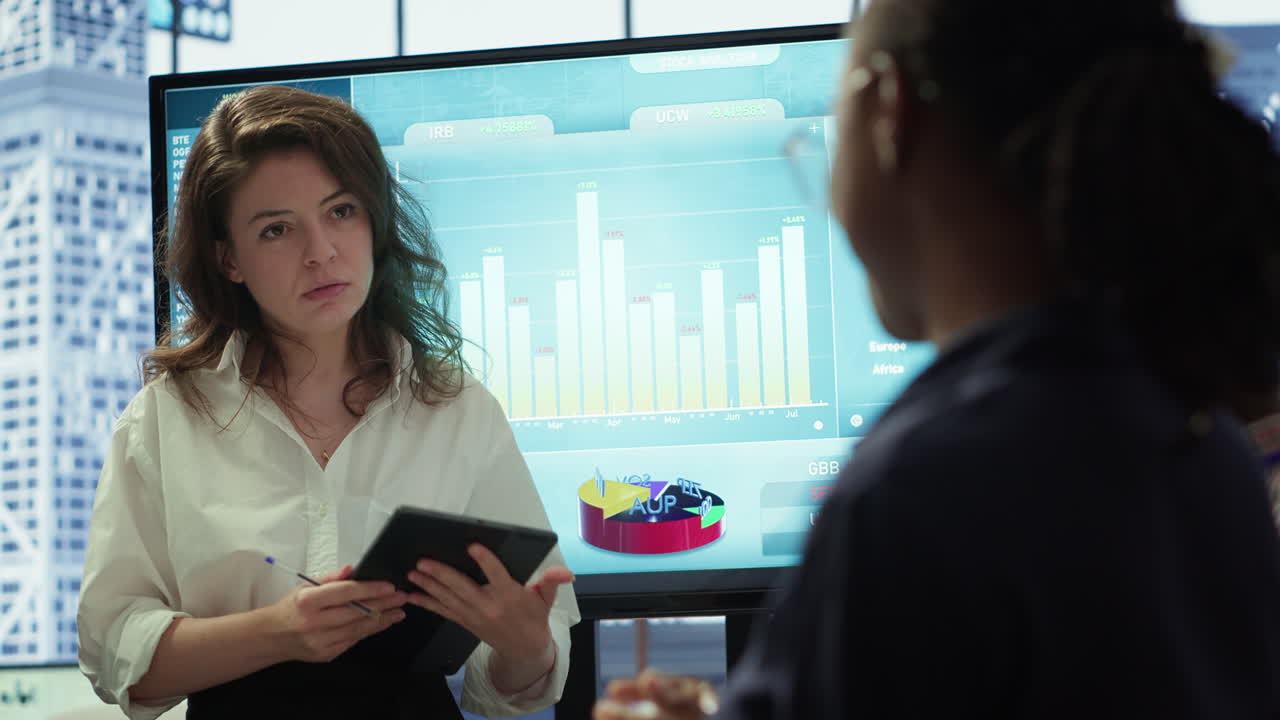 gerente general e inversores reunidos para una reunión de feria de inversiones