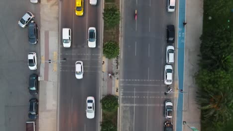 tráfico ligero de la noche de la ciudad