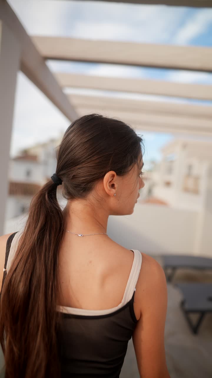 подростковая девушка танцует на крыше.