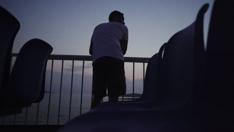 esperando el momento del amanecer en la parte superior del viaje en ferry gozo