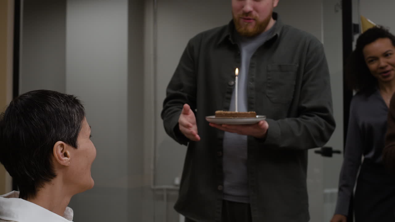 celebración de cumpleaños en la oficina