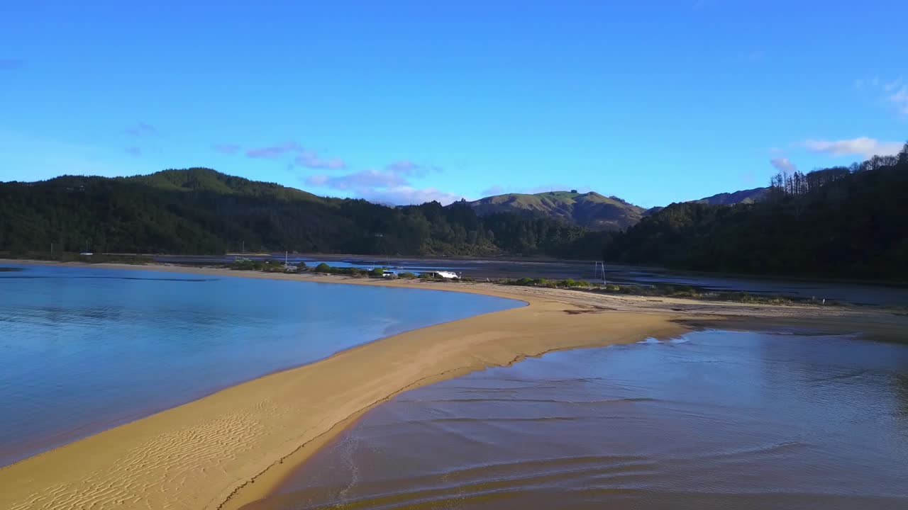 아벨 타스만 국립 공원 근처 에 있는 오투웨로 해협 에서 저물 에  ⁇ 혀 있는 배 들 의 공중 사진