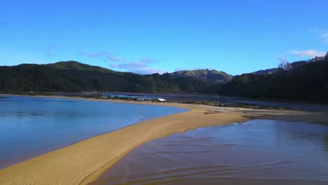 Vista-Aérea-De-Barcos-Atrapados-En-La-Marea-Baja-En-La-Entrada-De-Otuwherero-Cerca-Del-Parque-Nacional-De-Abel-Tasman